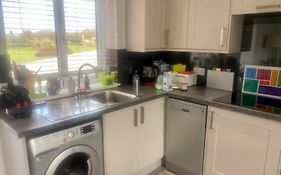 2 Bedroom Cottage Sleeps 4 With Hot-Tub, & Shared Pool Use