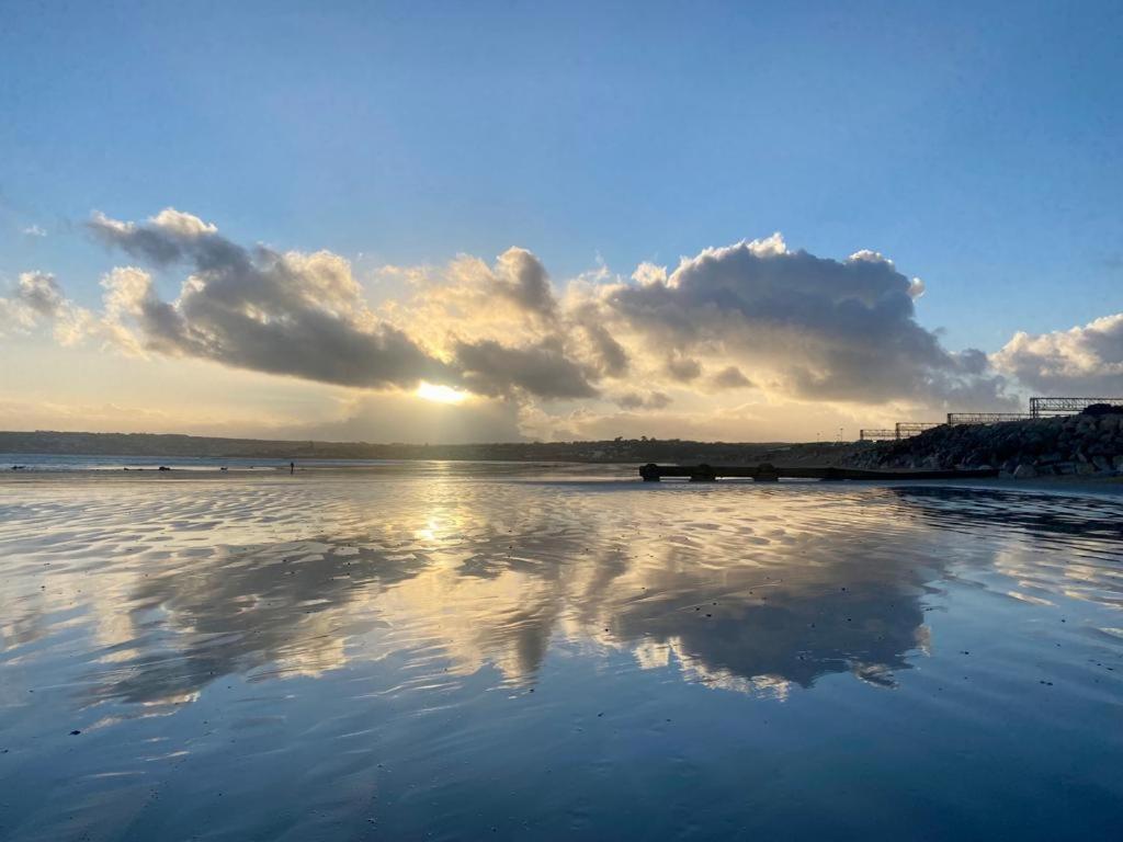 2 Bedroom Cottage Sleeps 4 With Hot-Tub, & Shared Pool Use Sennen Exterior photo